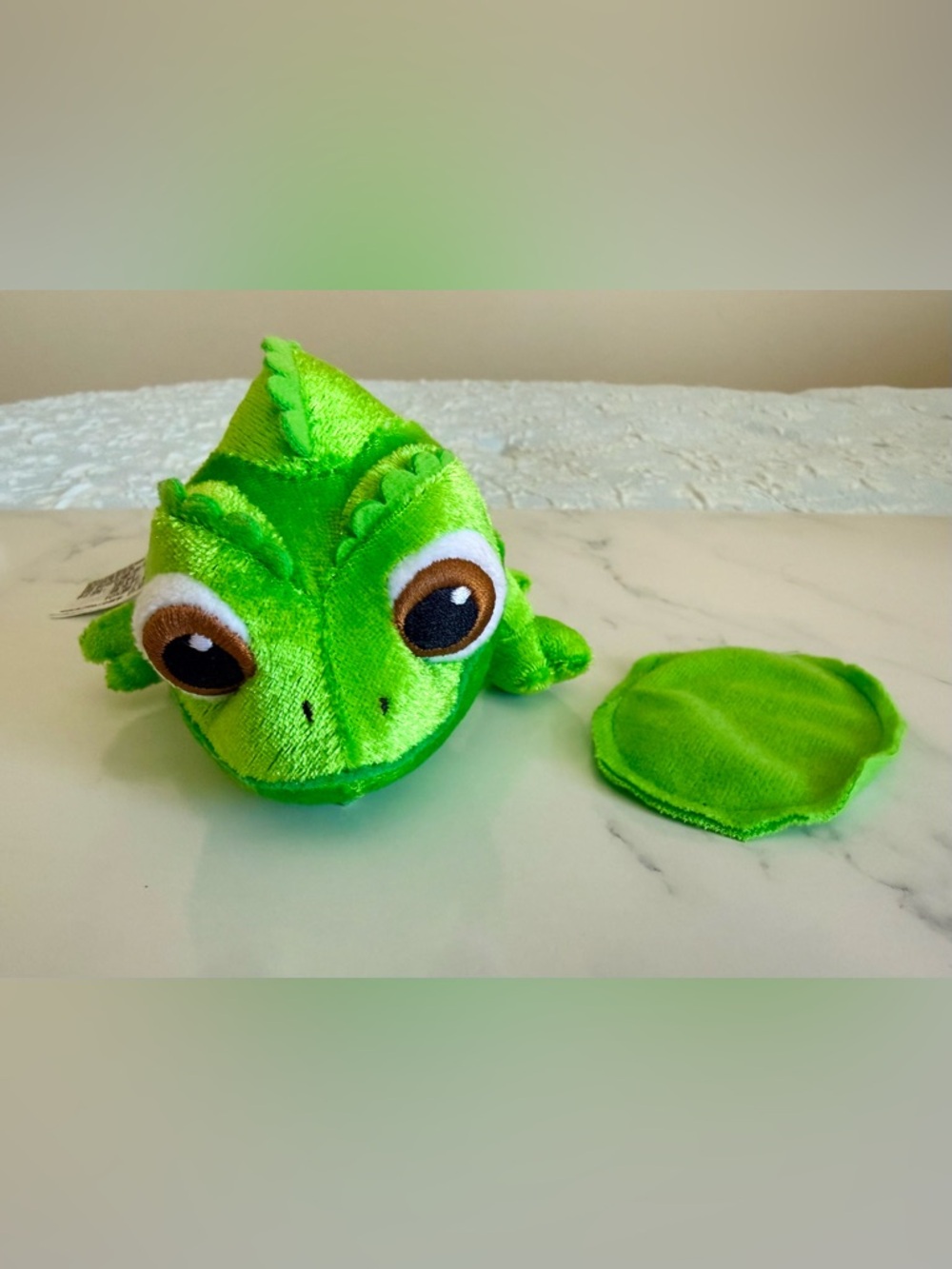 Disney Parks Pascal, magnetic shoulder Chameleon Plush toy